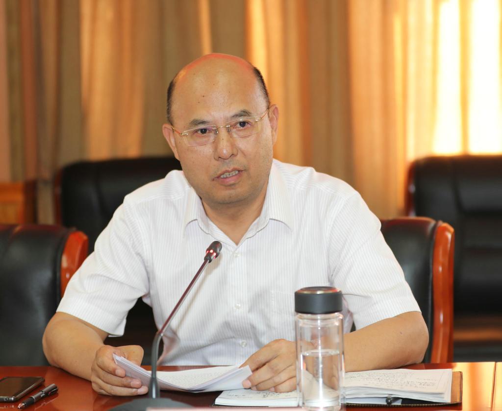 党委书记钟乐海,党委副书记,院长何礼果,党委副书记王荣海等出席会议.