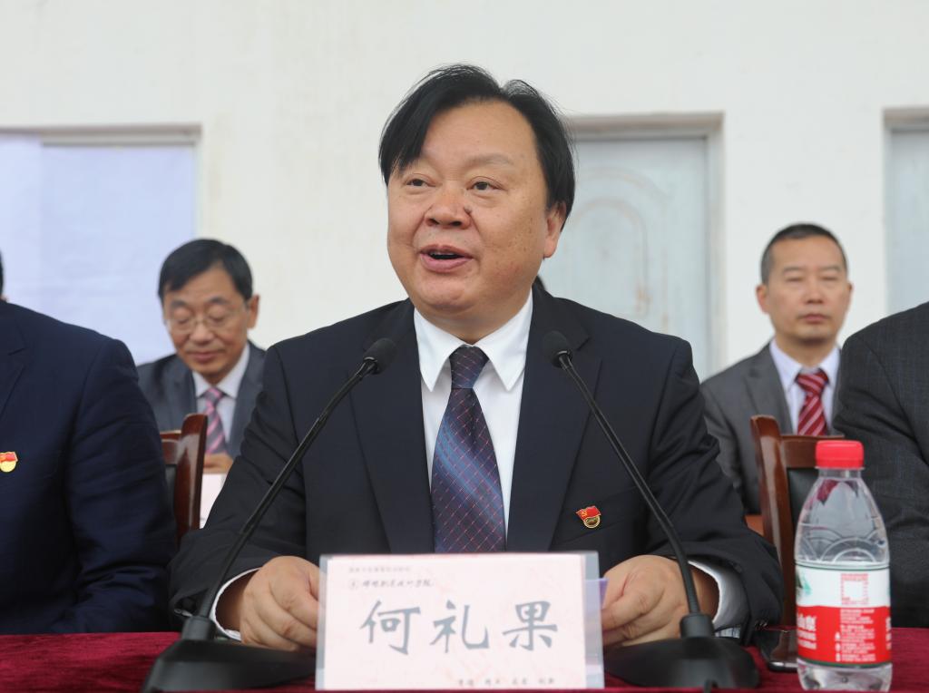 党委书记钟乐海宣布赛事开幕,校长何礼果致开幕辞,副校长杨建国主持