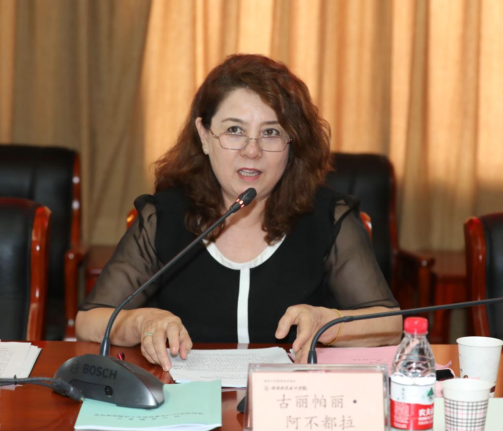 古丽帕丽·阿不都拉听取汇报后,指出:通过几天的实地调研,各校的就业