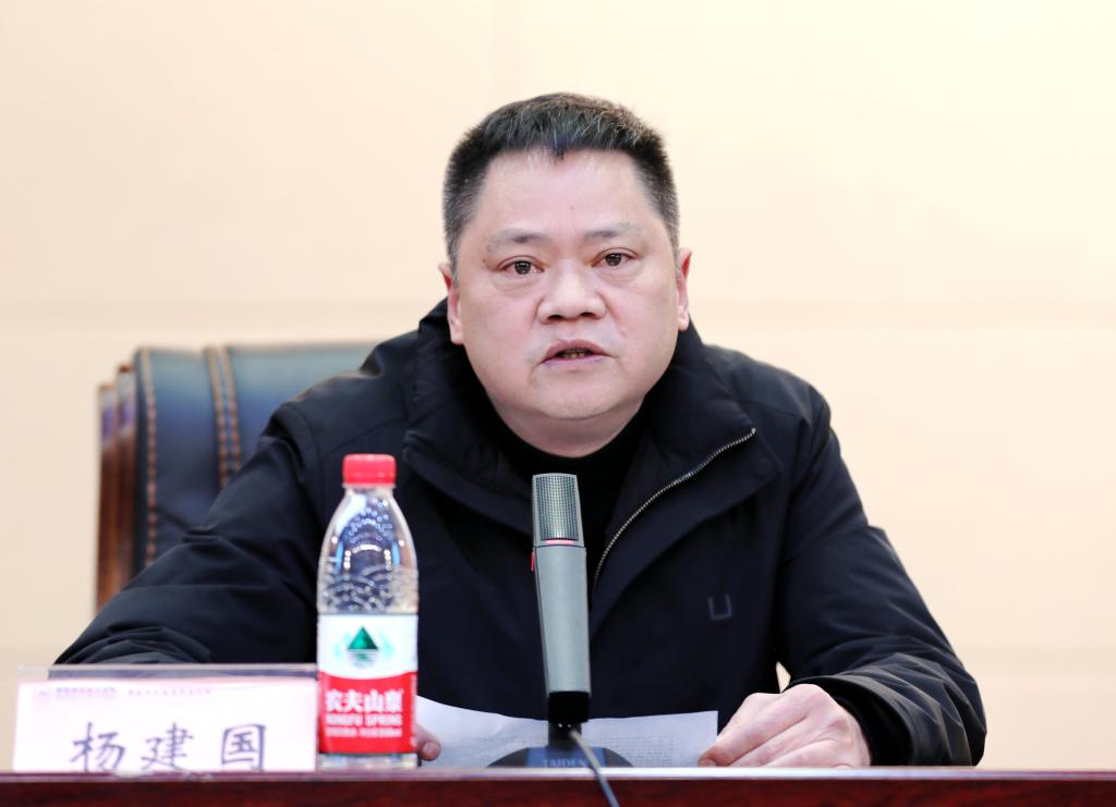 杨建国希望广大青年教师通过培训,大力提升自身的思想道德素质和政治